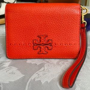 Tory Burch bi-fold wallet in Spicy Orange